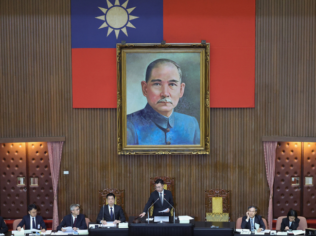 立院通過附帶決議　請銓敘部放寬申請育嬰孫假事由 | 華視新聞