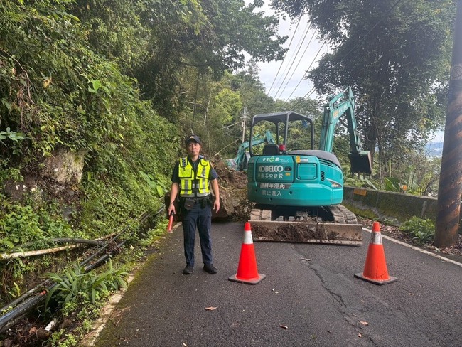 中市雪山路邊坡土石滑落  影響往大雪山風景區交通 | 華視新聞