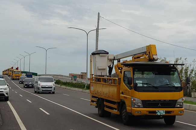 遭電擊台電員工拔管  多輛工程車護送離醫院回嘉義 | 華視新聞