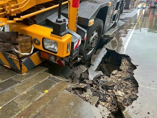 吊車駛經國小籃球場致地面塌陷　竹縣府填灌搶修