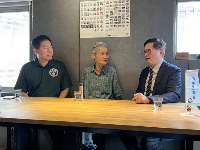 花蓮罷團自稱小蝦米變鯨魚　退休警挺藍營反惡罷 | 華視新聞