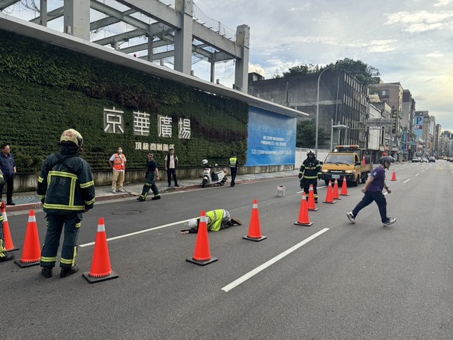 京華廣場旁馬路出現坑洞 北市府派員查肇因 | 華視新聞
