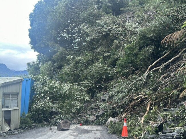 南橫利稻路段坍方交通中斷　預計下午2時搶通 | 華視新聞