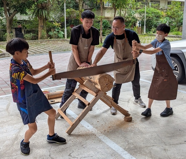 北科大舉辦木工營　帶國小生打造蜂巢庇護獨居蜂 | 華視新聞