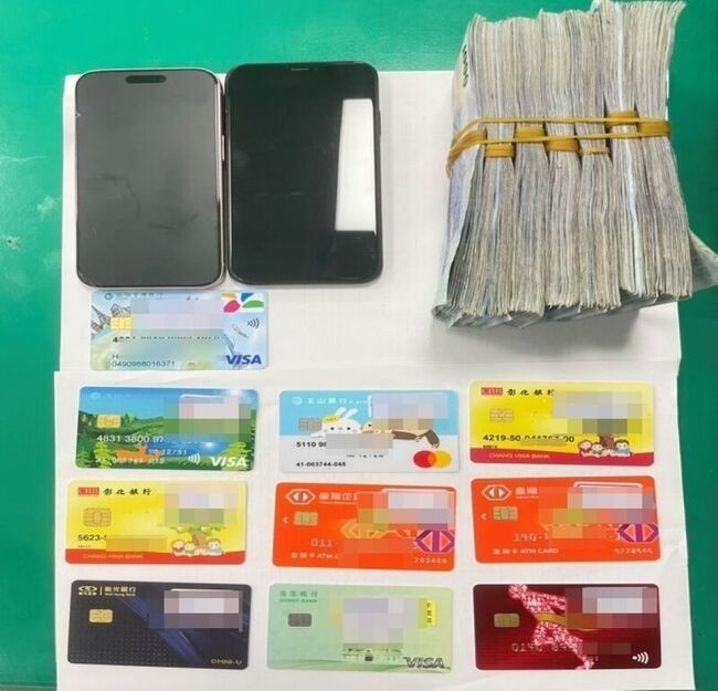 車手提領大筆現金遭中市警識破  起出10張金融卡 | 華視新聞