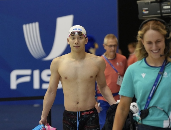 王冠閎世大運100蝶第5名  差0.15秒破全國紀錄 | 華視新聞