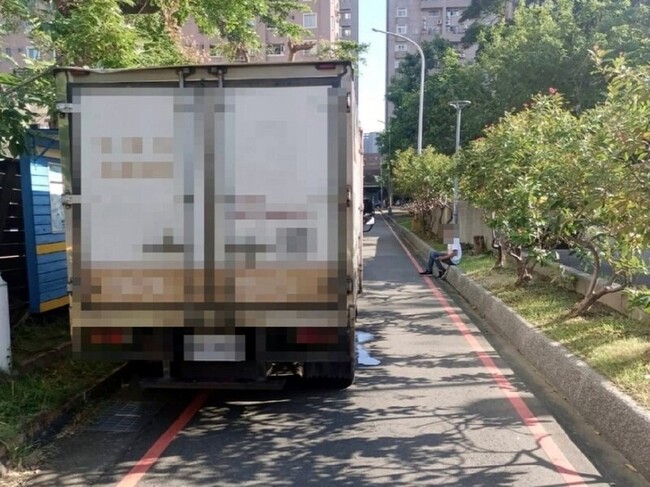 台中北屯小貨車倒車事故 行人遭撞送醫不治 | 華視新聞