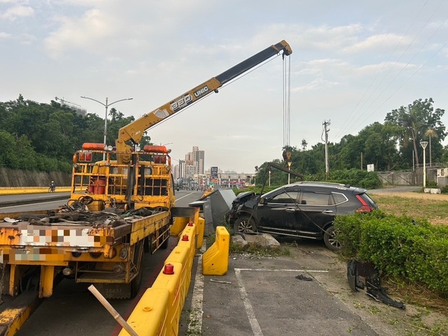 未成年拒檢駕車自撞台電設備  高市警逮3人送辦 | 華視新聞