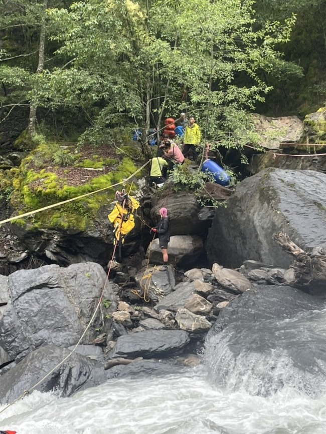 連日下雨登山客受困和平山區  中市消防局救出16人 | 華視新聞