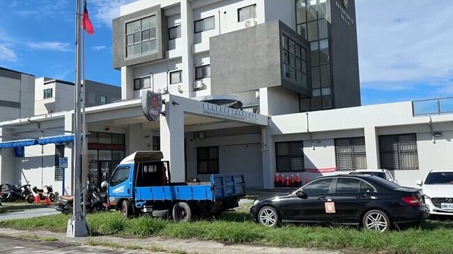 女警騎查扣電動機車未戴安全帽  東警：舉發懲處 | 華視新聞