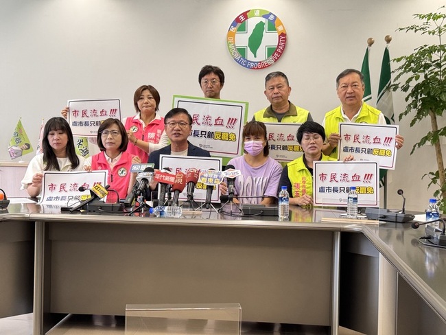 民眾控訴遭棄置鐵桿絆倒受傷  中市府：報警查辦 | 華視新聞