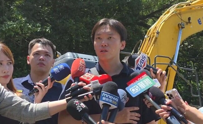 萬里車禍員警上班與大貨車僅隔1車　立即投入救援 | 華視新聞