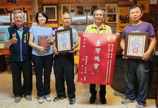 南投徐玉富、徐仁樑父子  登錄天然漆技術保存者