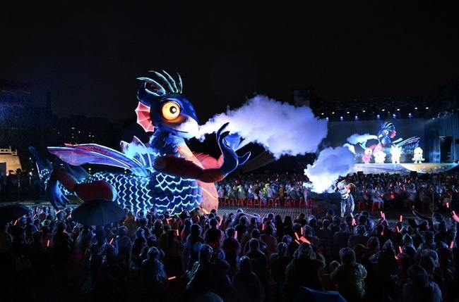 紙風車挑戰大型機械道具　燈怪國王打噴嚏活靈活現 | 華視新聞