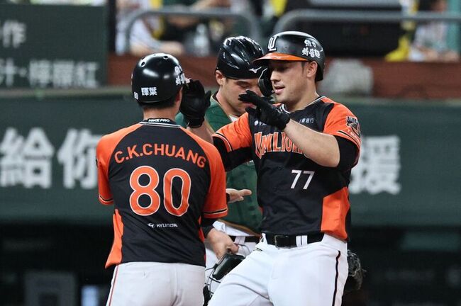 林安可敲陽春砲本季第17轟出爐 獅隊擊退雄鷹 | 華視新聞