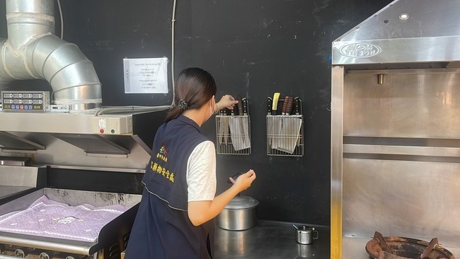 豐原區烤鴨店釀16人不適　中市府採樣勒令暫停營業 | 華視新聞
