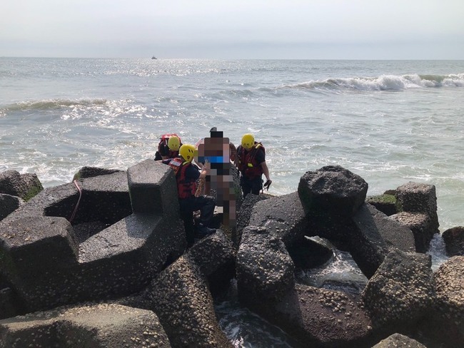 台南黃金海岸戲水3學童落海　2人送醫、1人搜救中 | 華視新聞