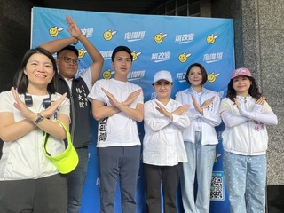 台中媽媽站出來挺罷免  盧秀燕陪3藍委車掃反罷