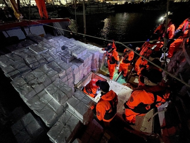 漁船走私蒲燒鰻 海巡查獲2起共6.4噸水產品 | 華視新聞