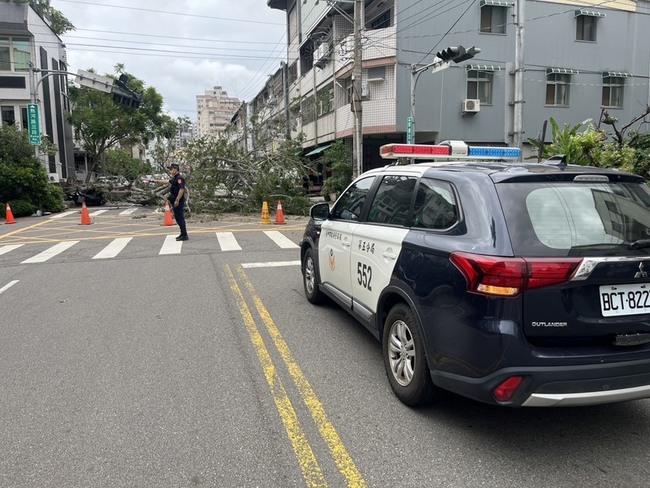 台中北屯路樹倒塌壓損3車　幸無人傷 | 華視新聞