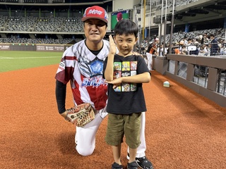 潘武雄兒子潘緯宸替獅開球  被問是否想打球比OK