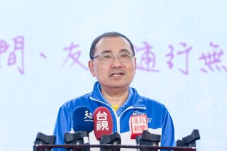 罷免投票前夕冒雨拉票  新北藍綠站街頭拚車掃