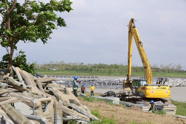 卓榮泰視察嘉義災損　要求訂定毀損光電板清除期限 | 華視新聞
