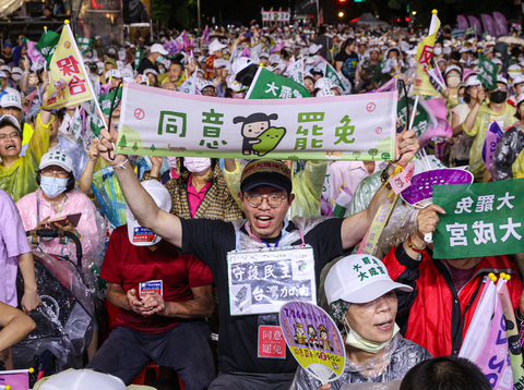 罷團立院外民主守夜 籲民眾726投同意罷免票