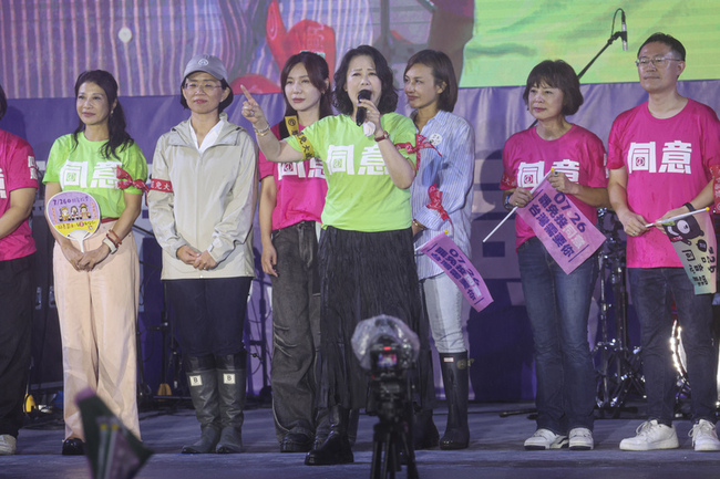 曹興誠訴求罷免為天理公道　吳思瑤喊民主惡夢明終結 | 華視新聞