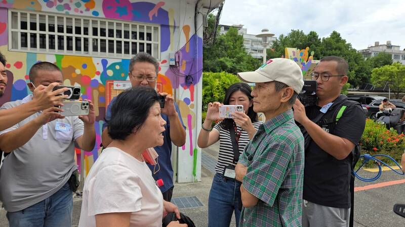 葉霸投票前遭婦人攔阻