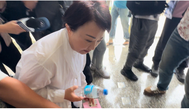 罷免案投票日 盧秀燕冒雨現身投票 | 華視新聞