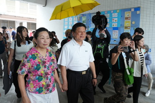 傅崐萁夫婦赴吉安國中  罷免領銜人及葉春蓮完成投票