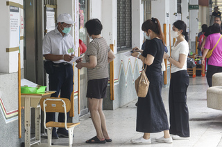 罷免投票北市雨停　上午陸續出現人流