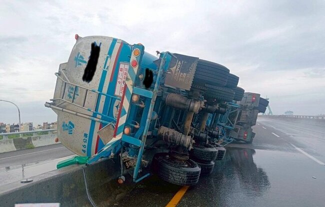 台61線布袋段油罐車側翻1人輕傷  封閉南下路段 | 華視新聞