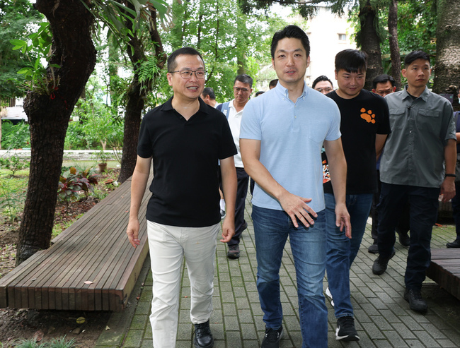 蔣萬安陪北市5藍委投票  感謝選務人員辛勞 | 華視新聞