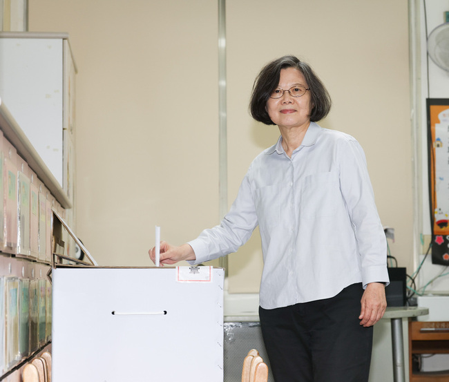 蔡英文戶籍遷到大安區　下午完成投票 | 華視新聞