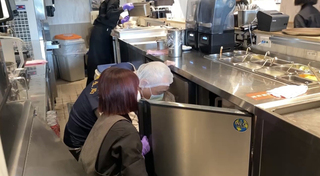 古拉爵員工舔抹布又舔餐檯　高雄衛生局將開罰業者