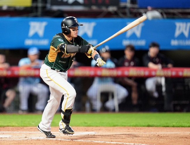 吳念庭延長賽超前二壘打　助雄鷹擊退桃猿 | 華視新聞