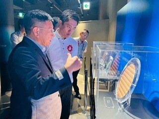 大阪府知事參觀世博TECH WORLD館   大讚「太棒了」