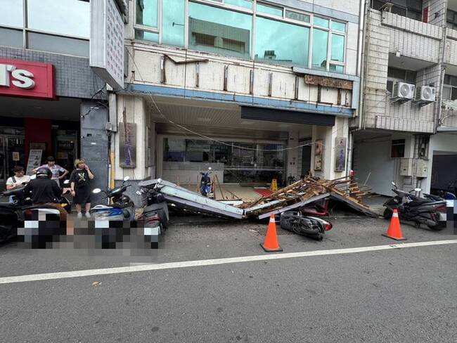 台中太平中醫診所招牌掉落  砸6機車無人傷 | 華視新聞