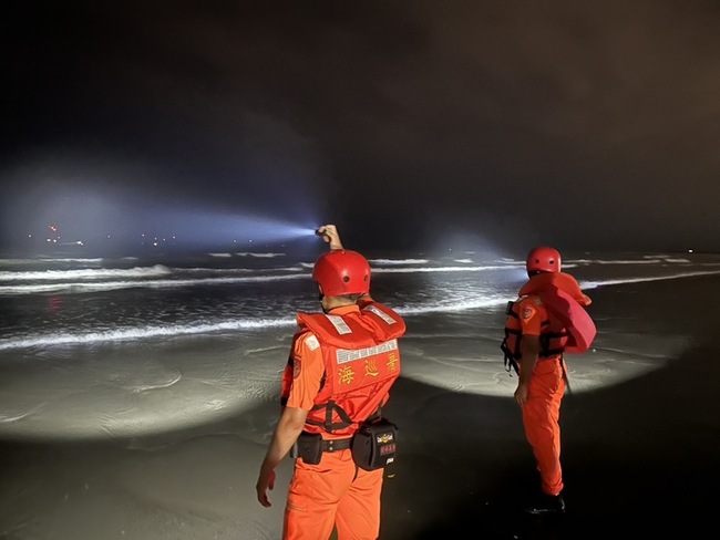 竹南鎮沙灘少年26日戲水遭浪捲走  海巡持續搜救 | 華視新聞