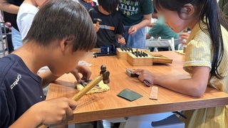 新北捷運局辦職人小學堂　帶領體驗金工鍛敲技藝