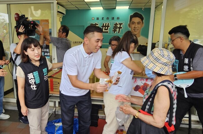 新北議員陳世軒發雞排吸引人潮　籲開國是會議 | 華視新聞