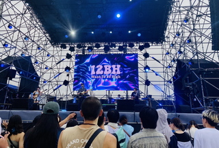 貢寮海祭熱力開唱　樂迷雨中熱舞嗨翻福隆沙灘