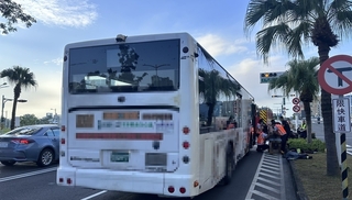 高雄公車停路旁　駕駛趴臥方向盤送醫不治