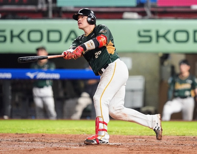 張肇元雙響砲4打點獲MVP　雄鷹桃猿因雨裁定和局 | 華視新聞