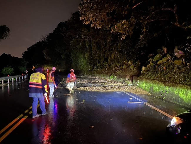 宜蘭頭城大雨　涵洞淹水北宜公路土石崩落 | 華視新聞