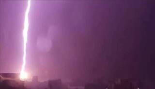 低壓帶線狀對流　澎湖深夜驚現罕見雷雨閃電