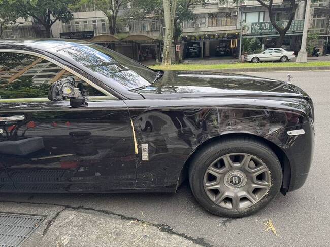 北市78歲翁駕勞斯萊斯　與單車碰撞後又撞路樹 | 華視新聞