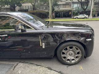 北市78歲翁駕勞斯萊斯　與單車碰撞後又撞路樹